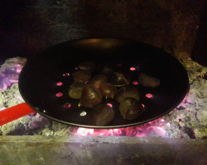 castañas asadas en las brasas beatriz torija - copia