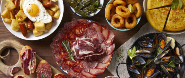 tapas-espanolas-una-mesa-con-comida-tipica-espanola-vista-desde-arriba-1-1116x473