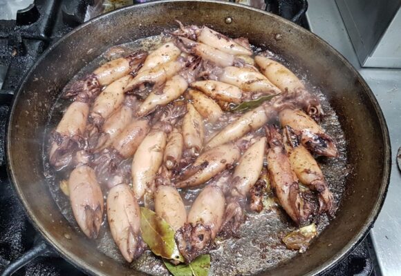 Chipirones con vino blanco