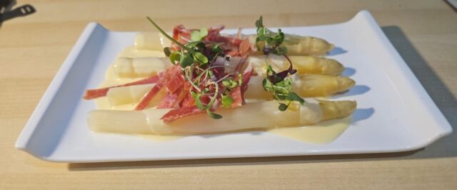 Epárragaos con salsa holandesa