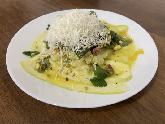 Carpaccio de calabacín, pistachos y queso de cabra