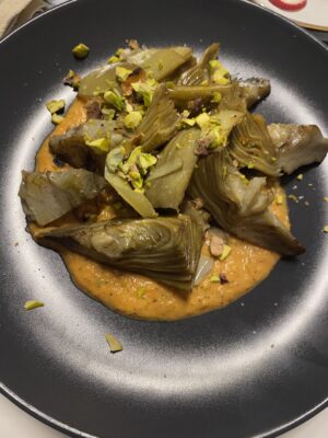 alcachofas confitadas con salsa de calçots