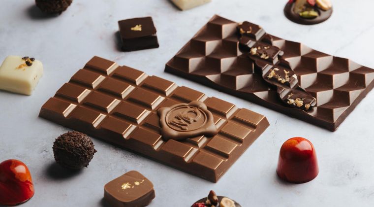 Chocolate tablet filled with caramel ganache