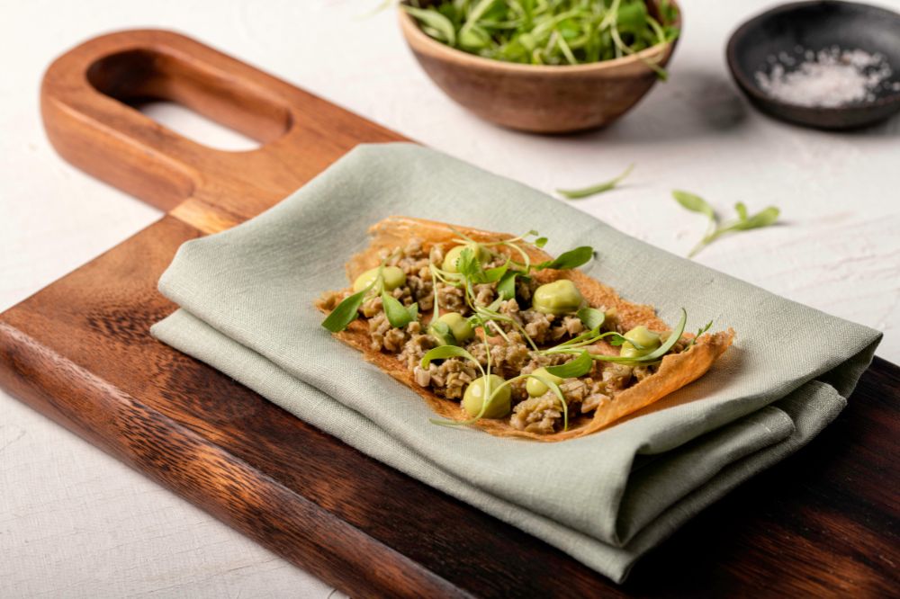 Falsa Tostada de Tendones y Habas Encurtidas