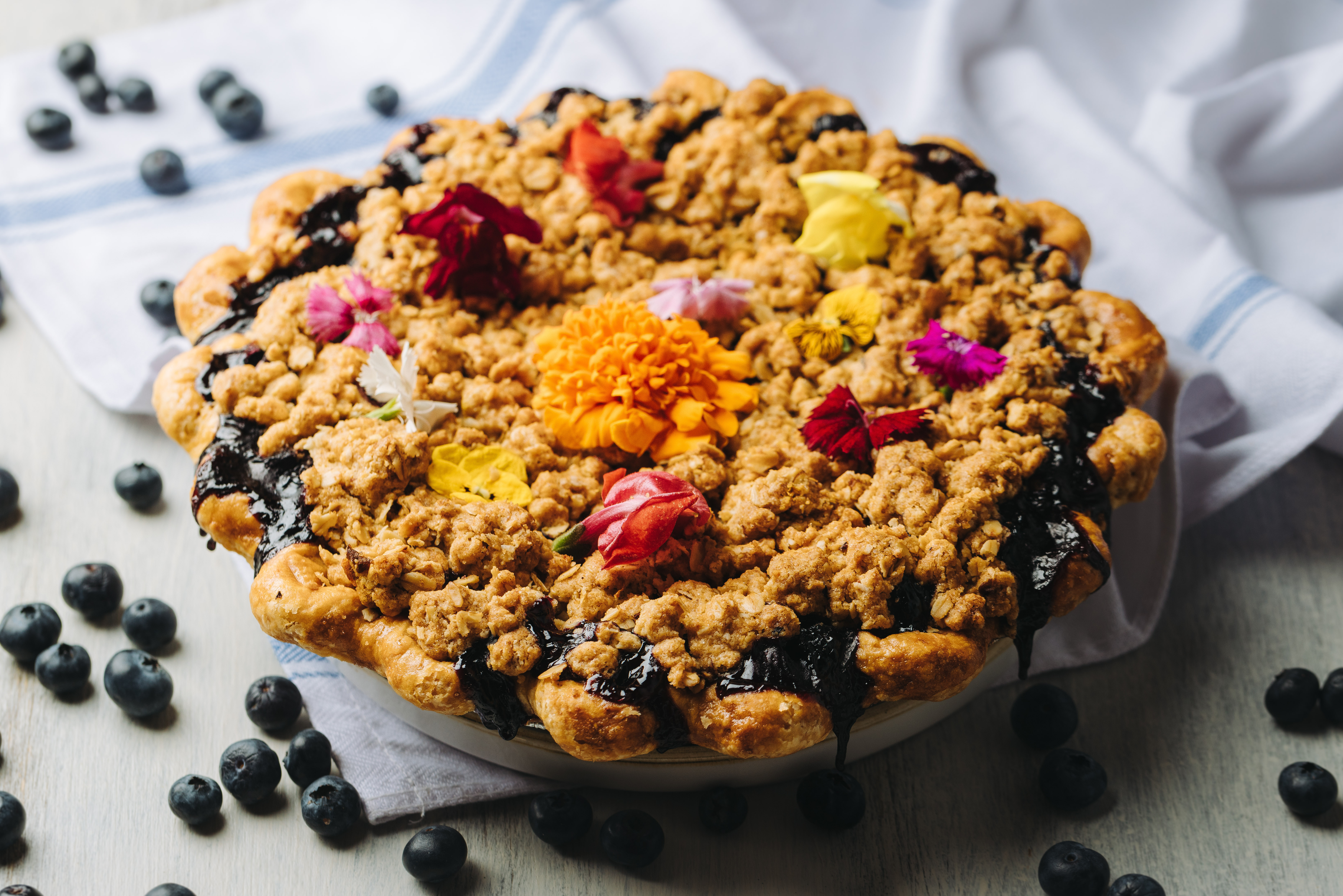 Tarta de arándanos y flores