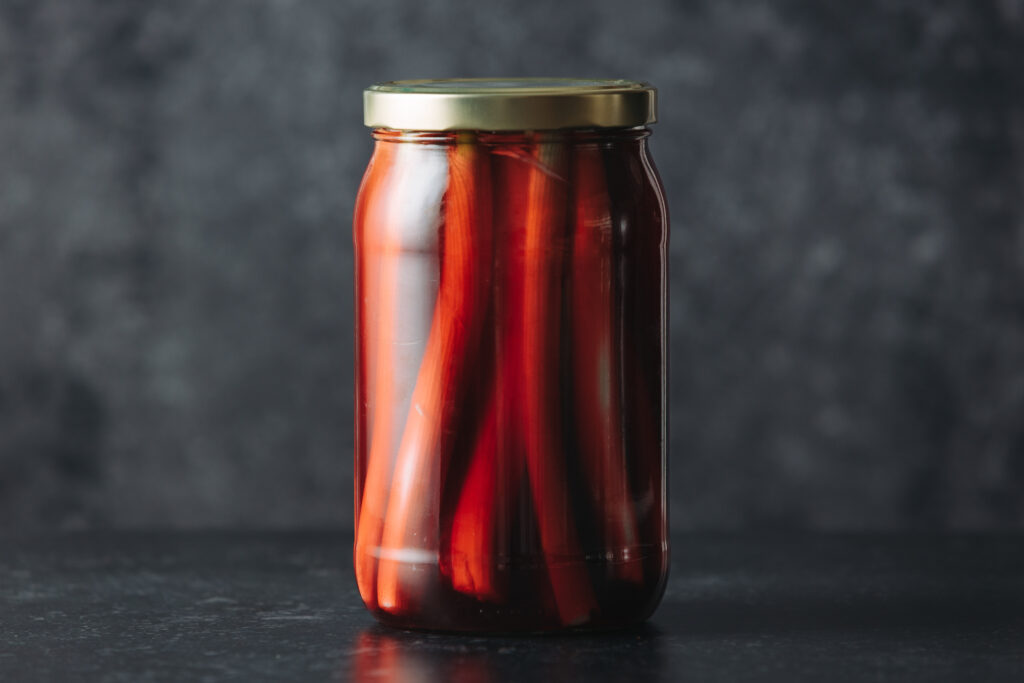 Solid pickles: Calçots pickled in hibiscus