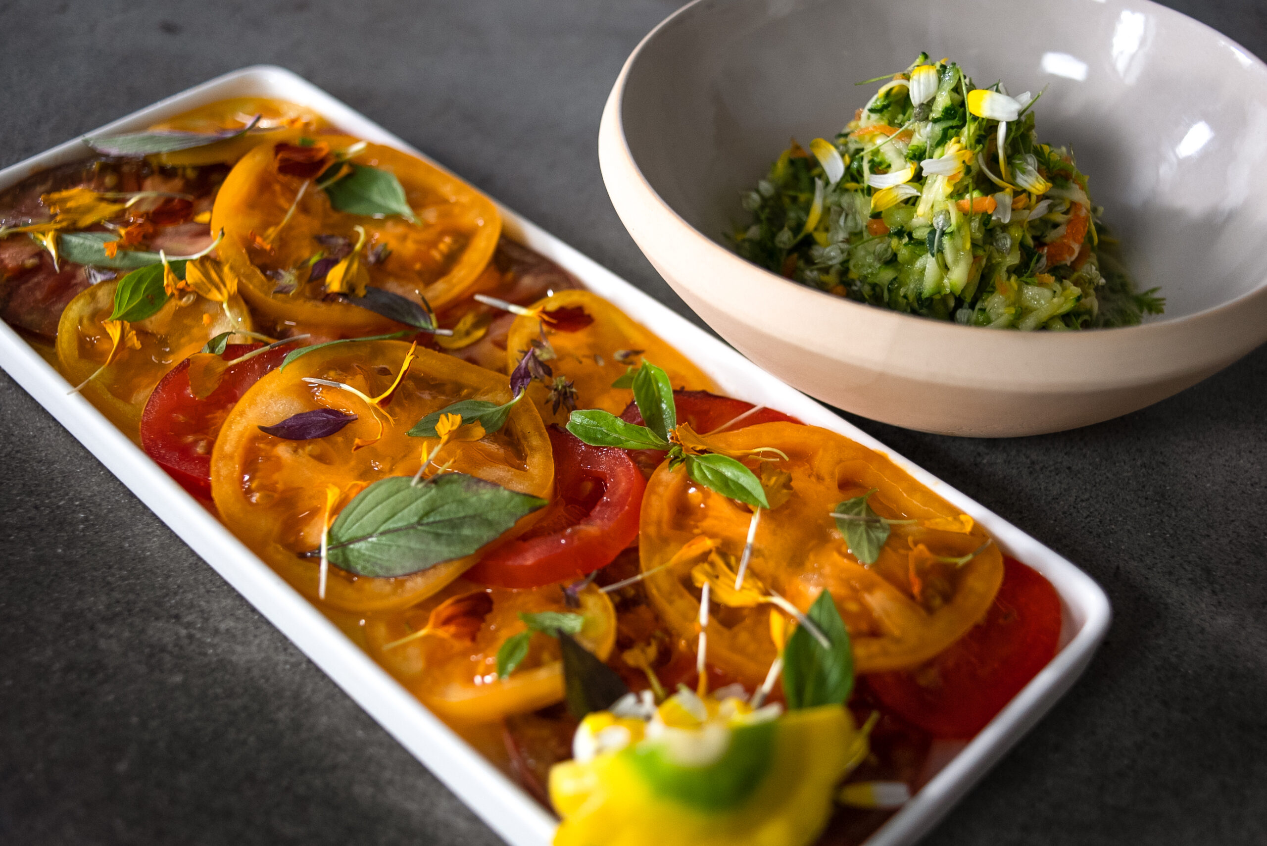 Verduras ralladas y tomates marinados