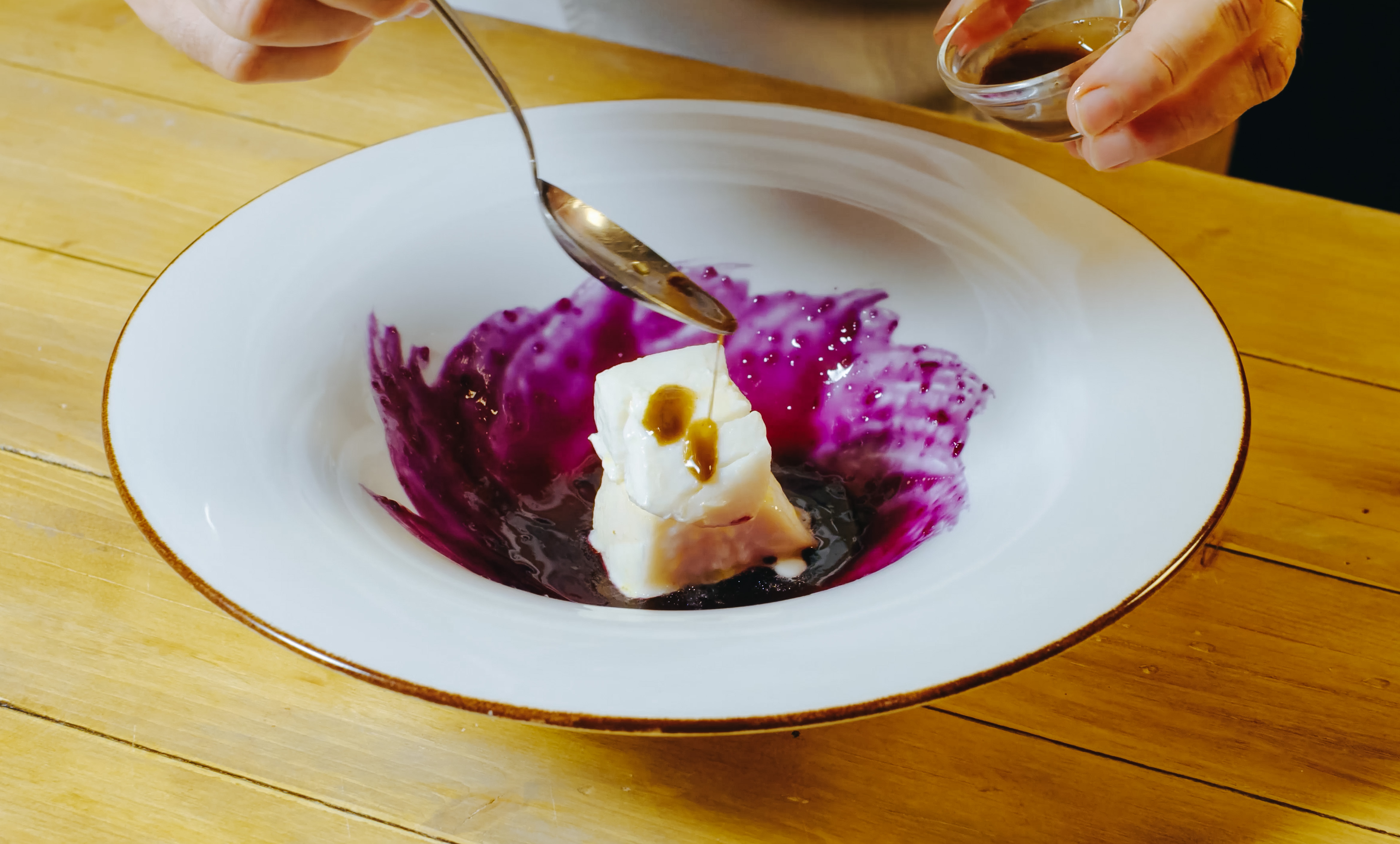 Pescado negro con salsa de col morada