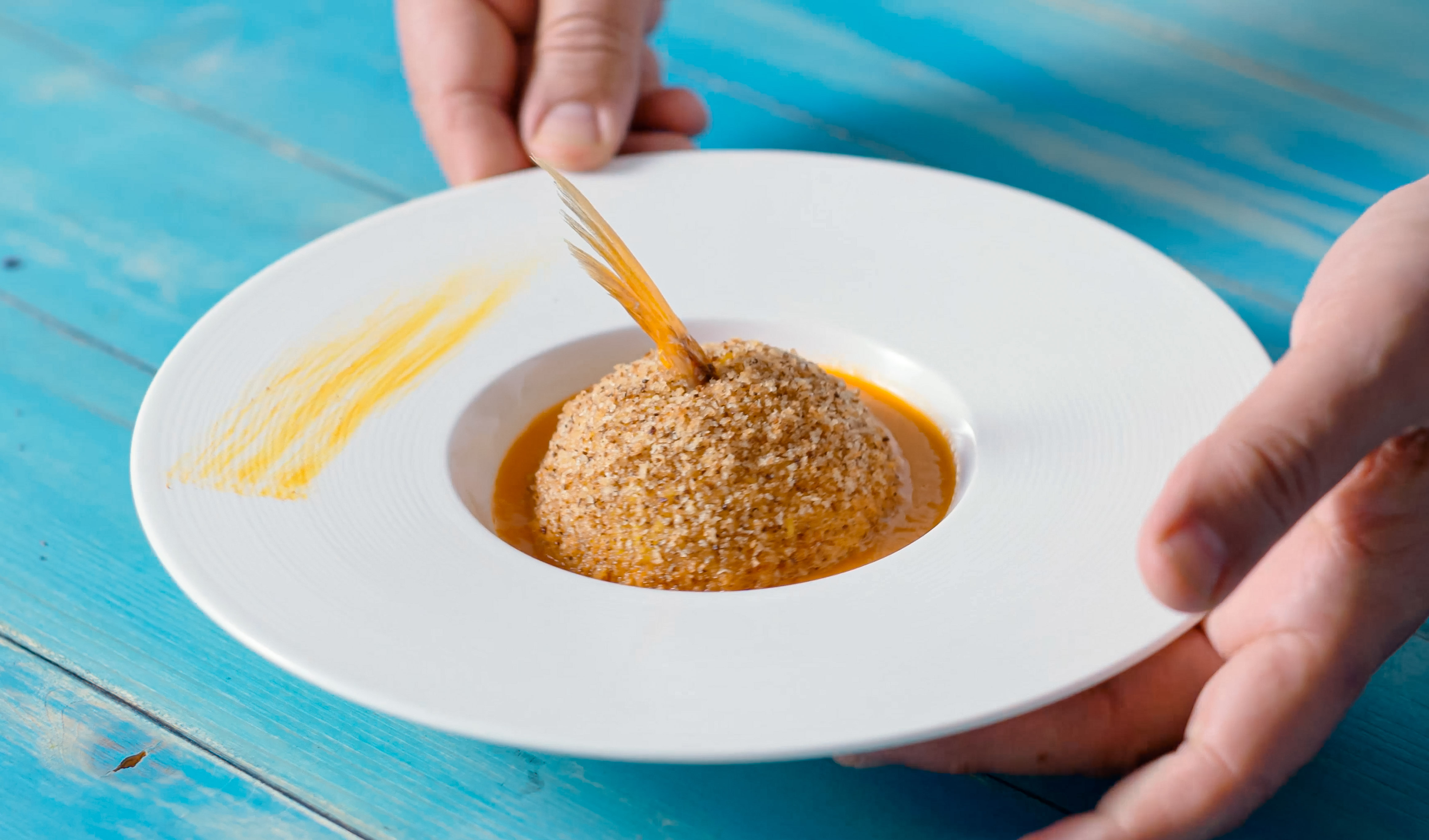 Arancino de arroz con ragú de salmonete e hinojo salvaje
