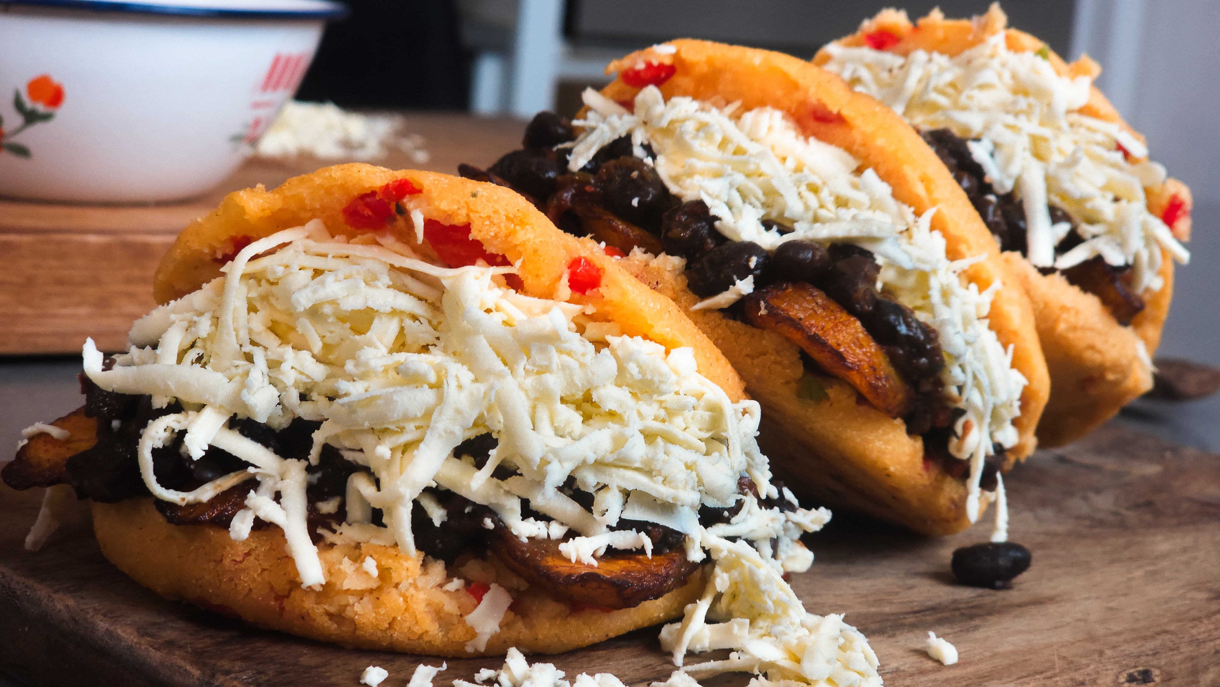 Arepa con morrón y cebollín