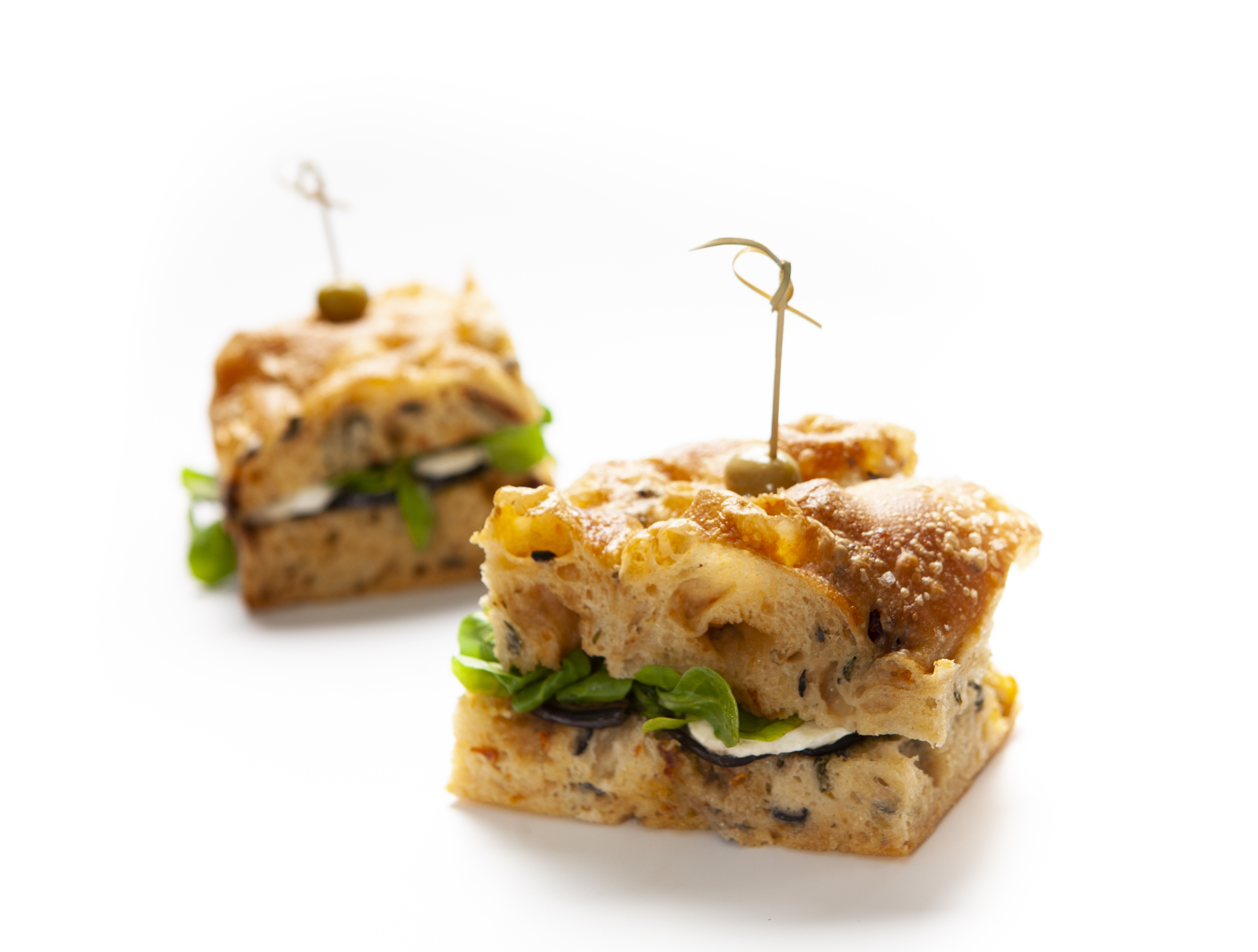 Focaccia de tomates secos, olivas y albahaca