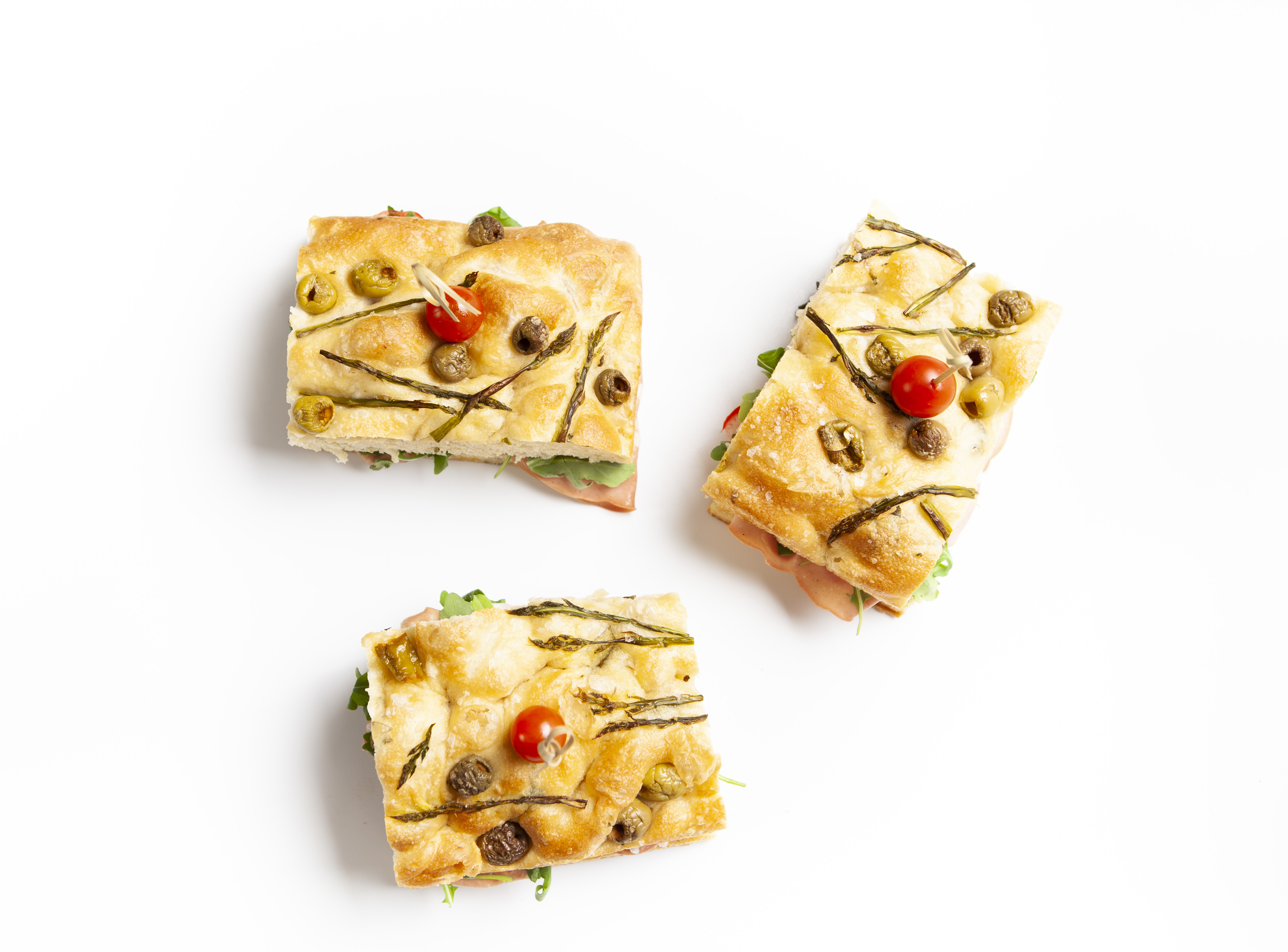 Focaccia tradicional con albahaca, olivas verdes y espárragos