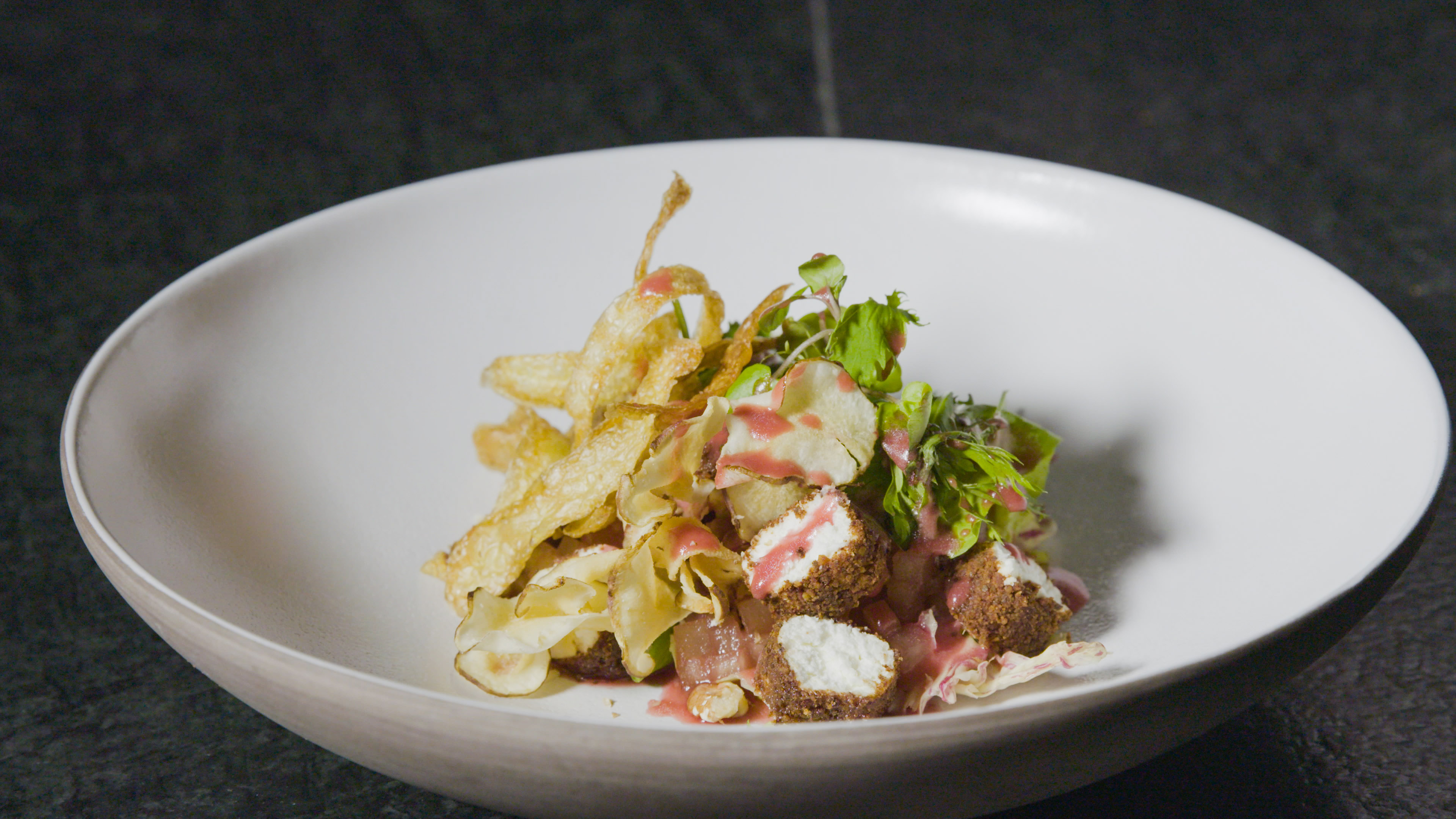 Ensalada de hierbas silvestres y queso de cabra