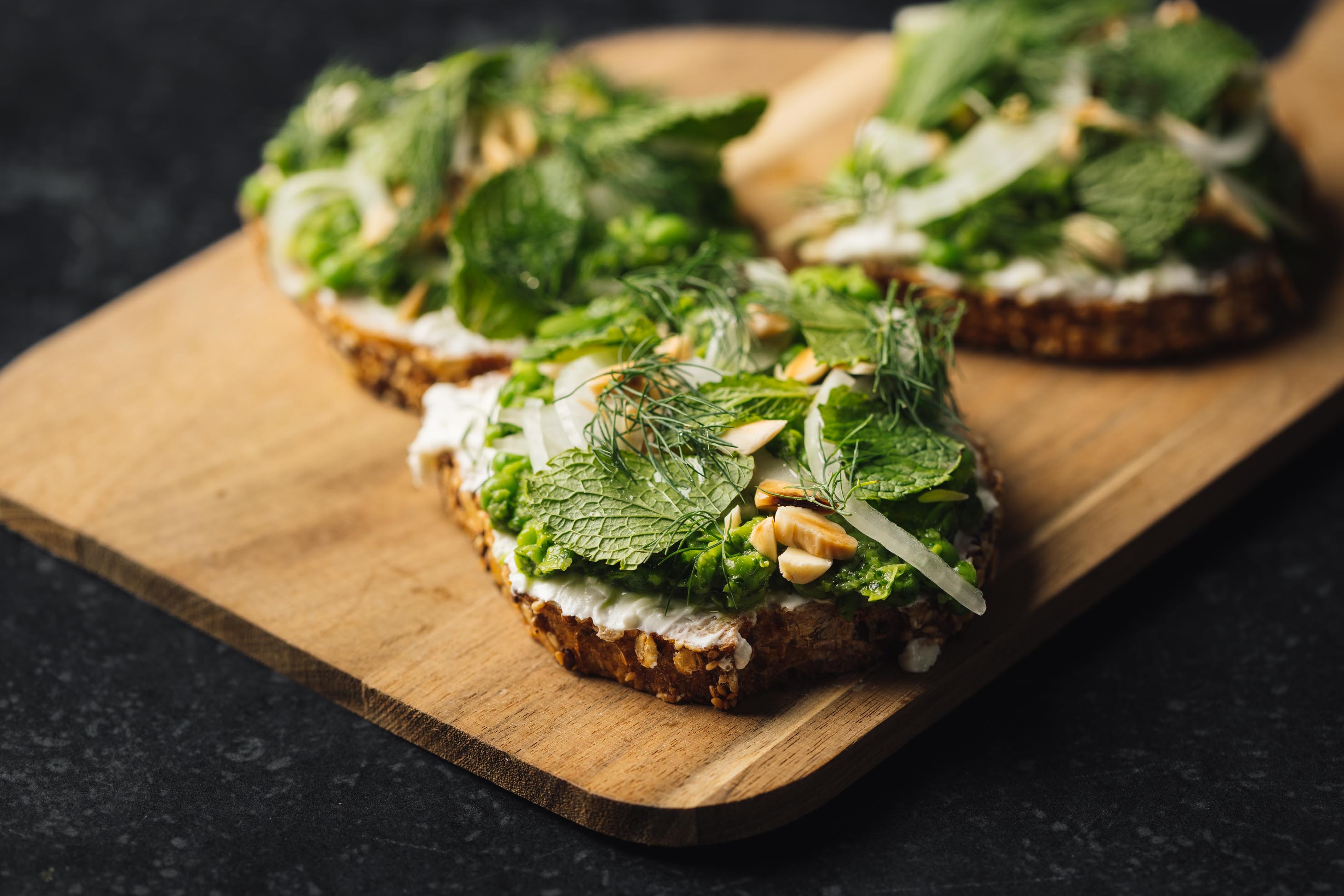 Tostada con guisantes, queso feta y hierbas
