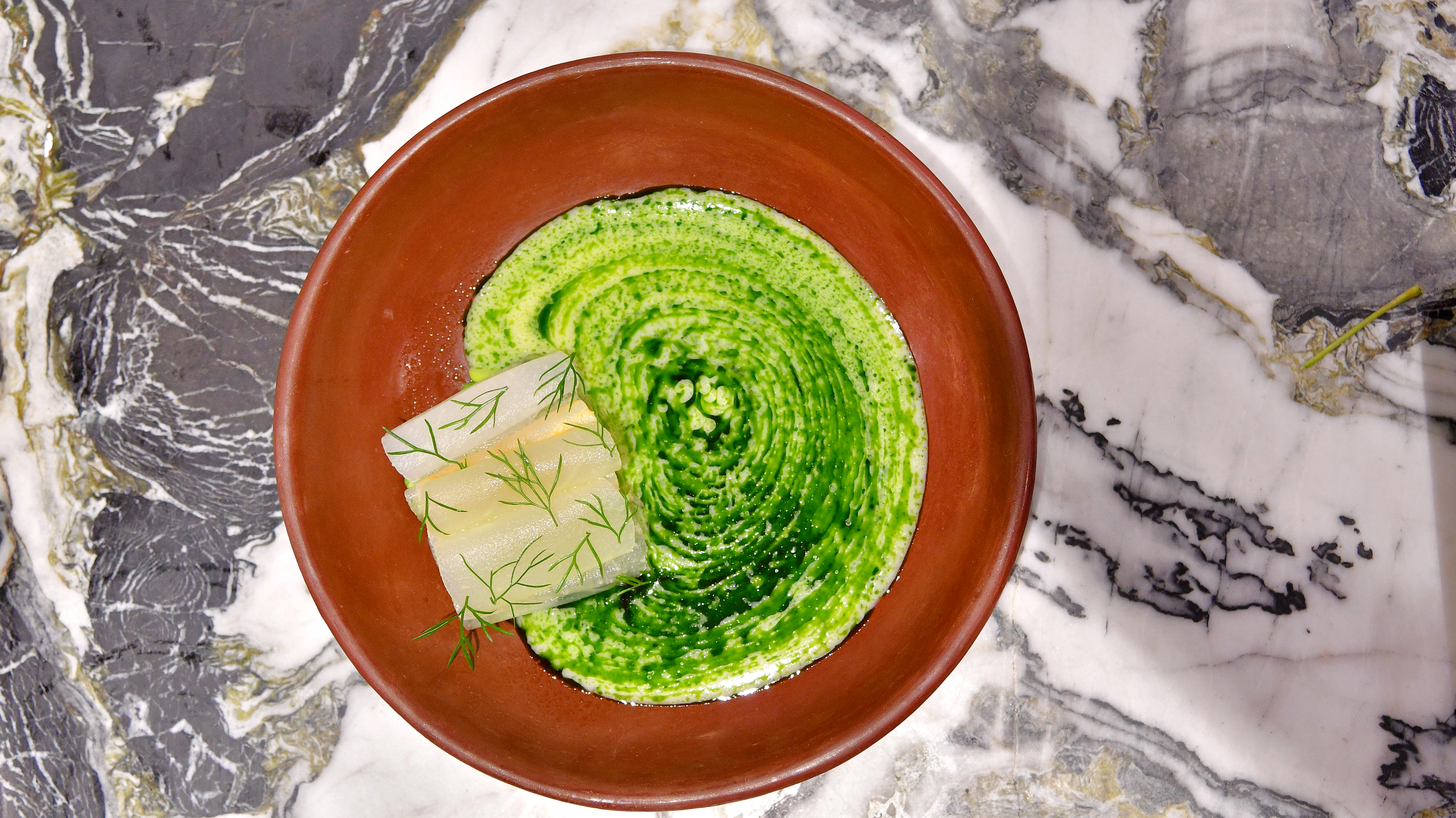 Chileatole frío de maíz tierno, aceite de moringa y tubérculos