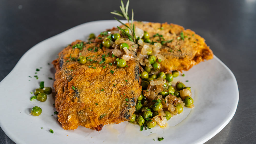 Milanesa de Berenjenas rellenas con salteado de Arvejas y Cebolla