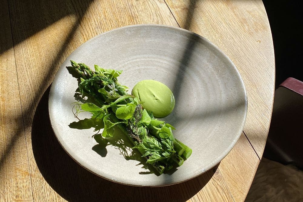 Espárragos verdes y salsa de perejil
