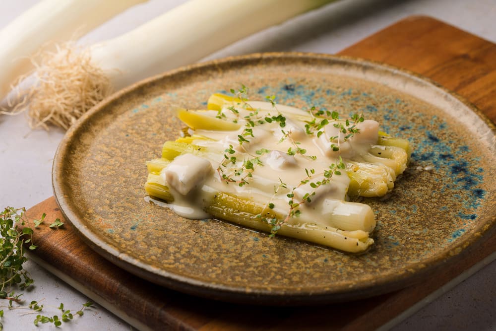 puerros jovenes y beurre blanc