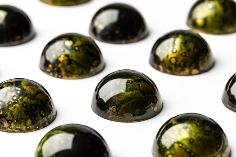 bombon de fresa silvestre y pistacho