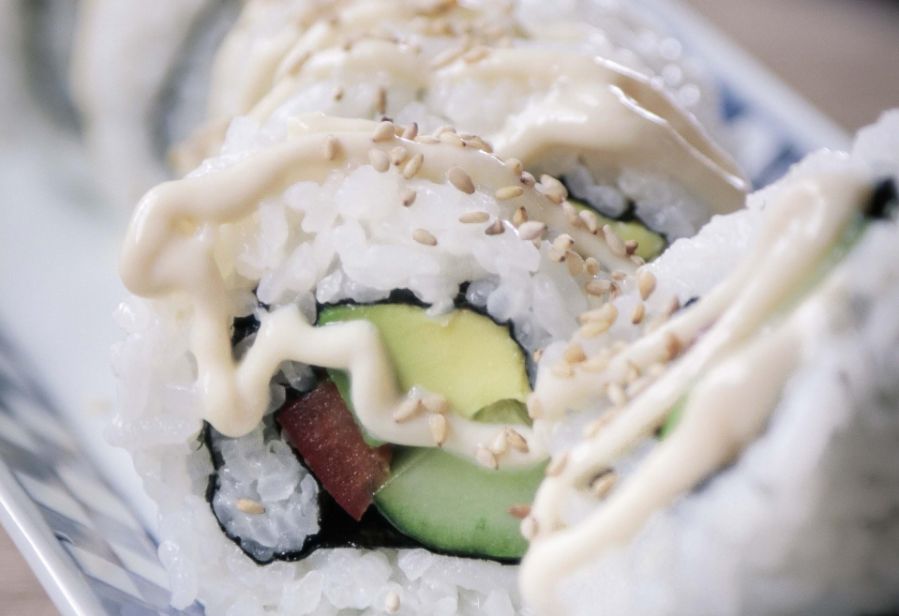 roll de sushi invertido