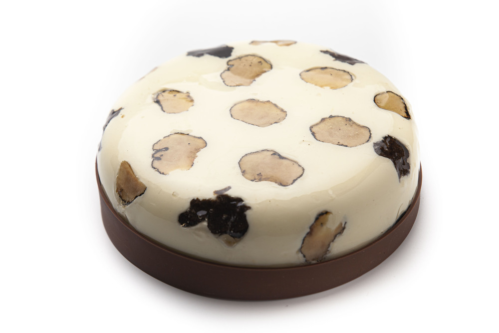 Tarta de sésamo negro, trufa negra y cítricos