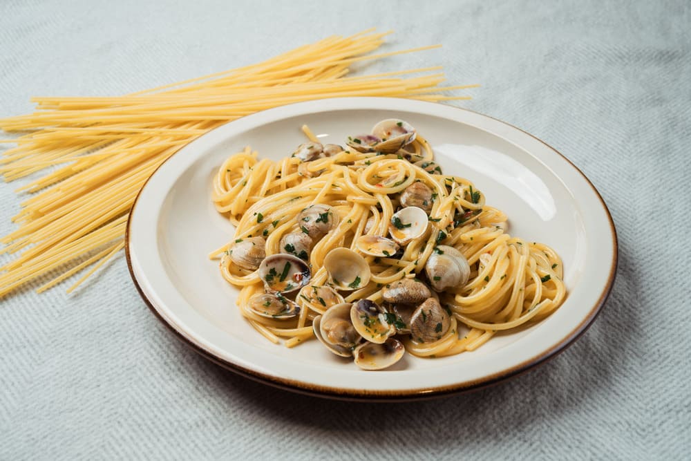 Almejas con vino blanco, ajo y chile