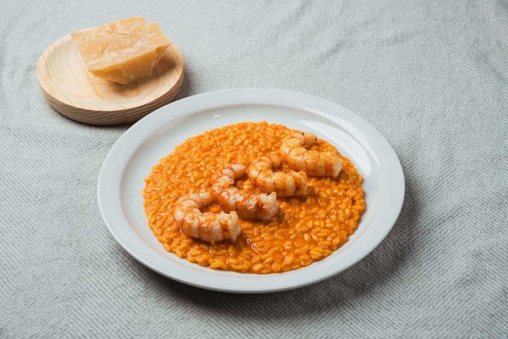 Risotto de tomate y azafrán con gambas