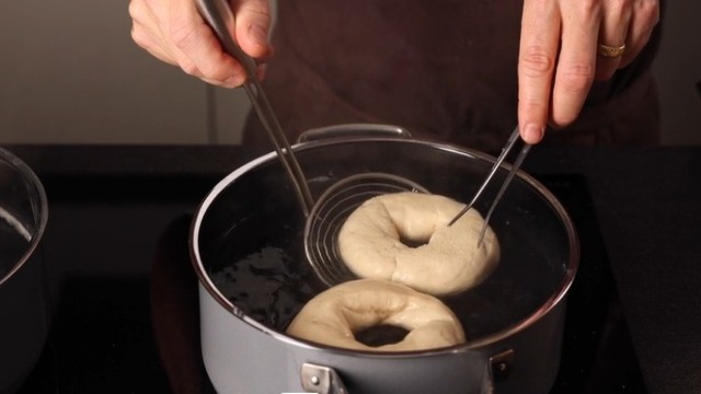 Hervir, decorar y hornear un bagel