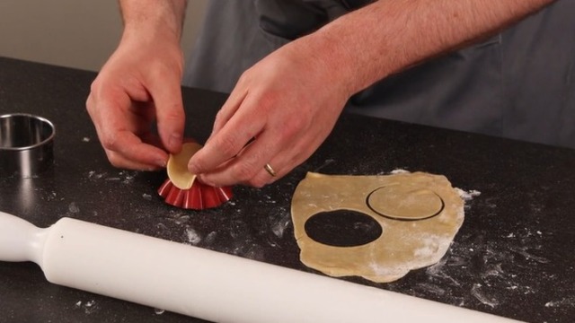 Dar forma a una mini tartaleta acanalada