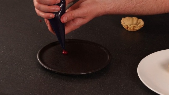 Fijar tartaletas de canapés al plato de servicio