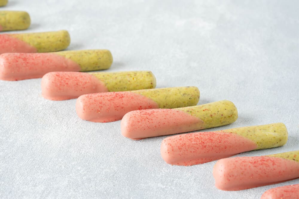 Mazapán de pistacho bañado en chocolate de fresa