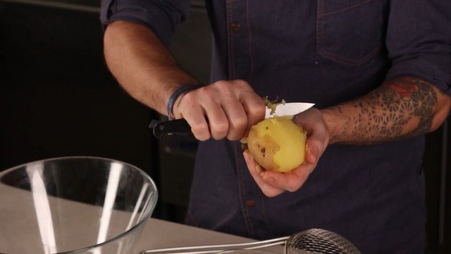 Determine the right moment to peel potatoes