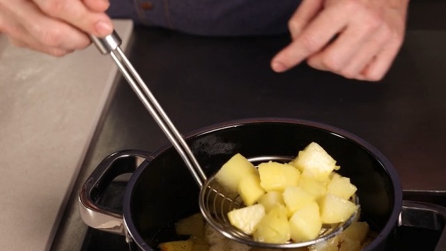 Comprobar si una patata está lista para la segunda fritura