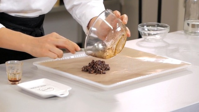 Caramelize cocoa nibs