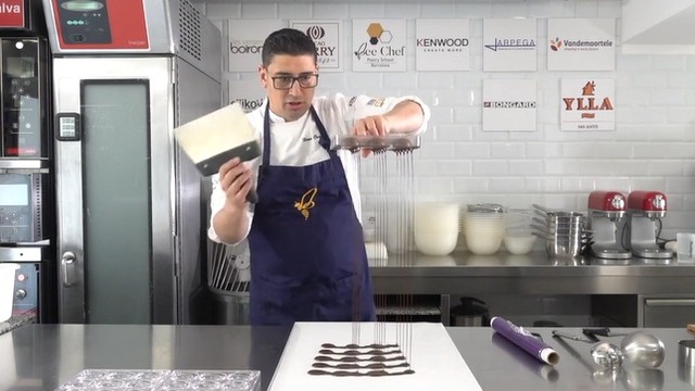 Mold chocolate half-spheres in polycarbonate molds