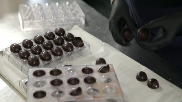 Release chocolate half-spheres from polycarbonate molds