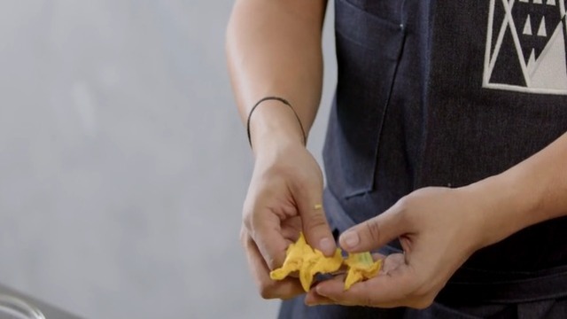 Manipular la flor de calabacín para su preparación