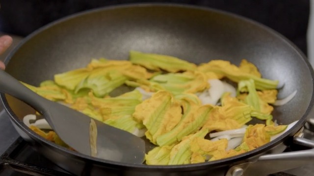Cocinar flores de calabacín en sartén