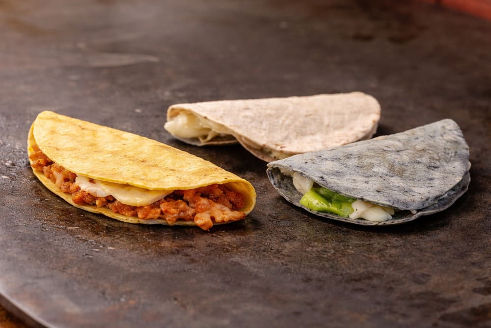 Quesadillas: queso y chicharrón prensado