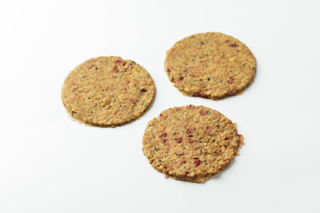 Crujiente de chocolate blanco, pistachos y frambuesas liofilizadas