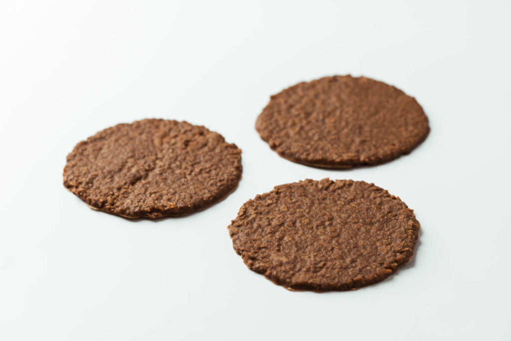 Crujiente de chocolate con leche y barquillo