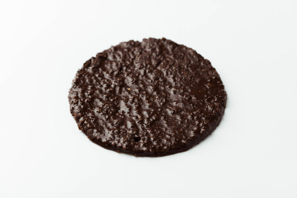 Crujiente de chocolate negro y nibs de cacao