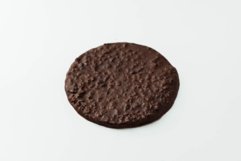 Crujiente de chocolate con base de galleta de mantequilla (streusel)