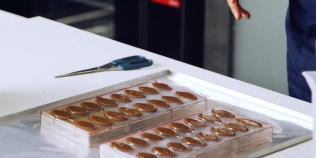 Mold chocolate in polycarbonate molds