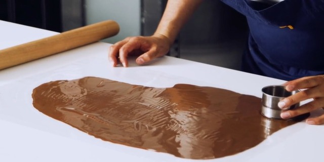 Create circular chocolate decorations