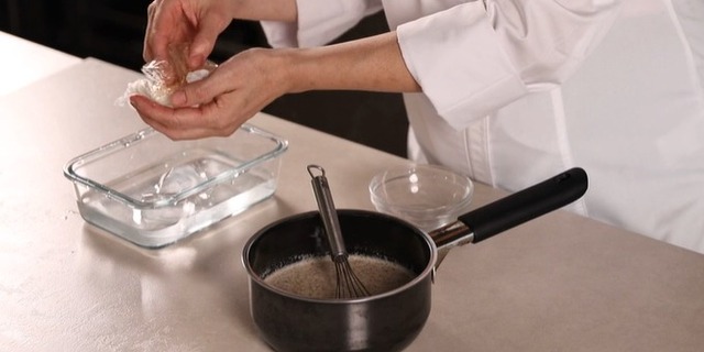 Gelify a liquid with gelatin sheets