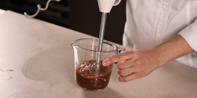 Achieve an alcohol-based gel with xanthan gum