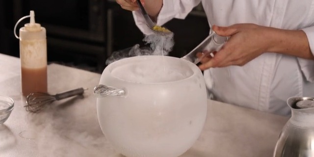 Obtain a fine oil powder with nitrogen