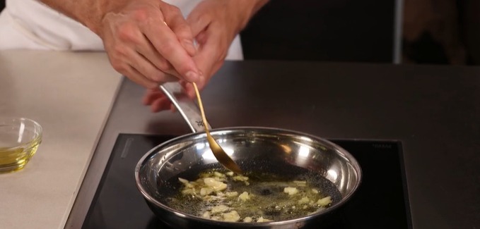 Cook clams in white wine