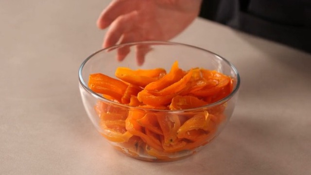 Make chili paste from fresh chili peppers